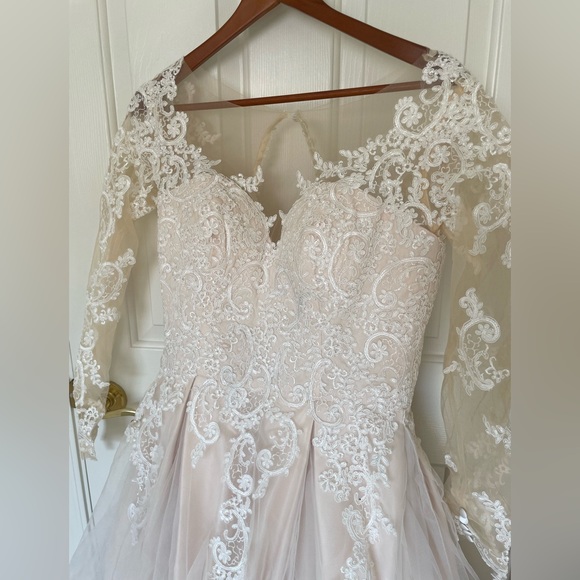 Champagne lace wedding dress - Picture 6 of 12